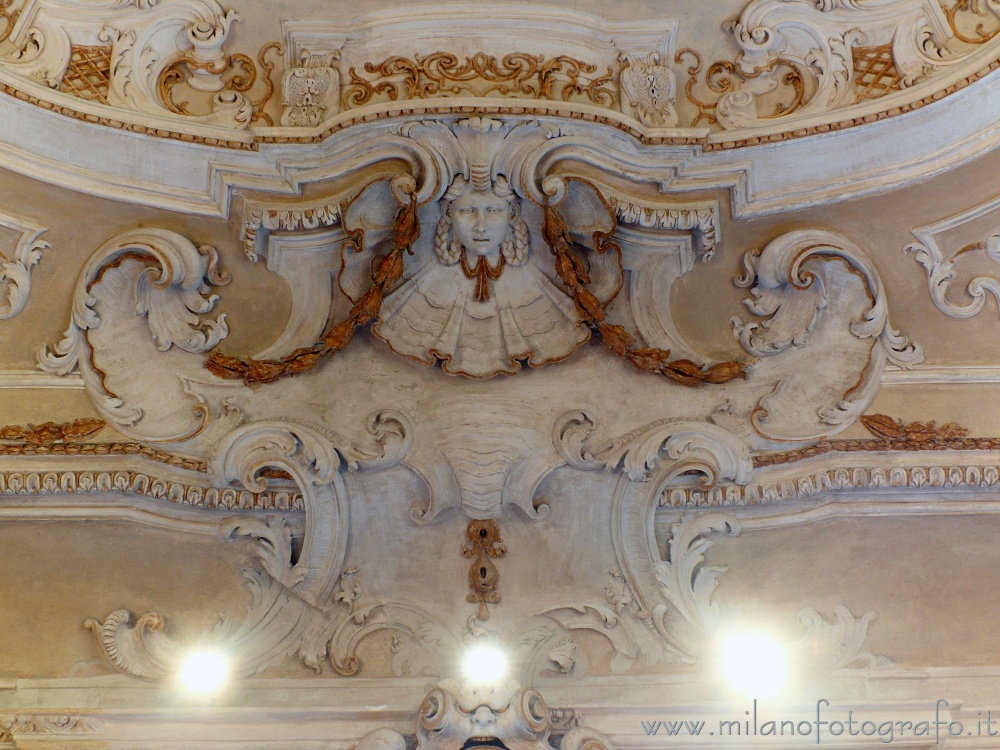Arcore (Monza e Brianza) - Decorazioni in stucco dorato nel salone ovale di Villa Borromeo d'Adda